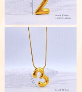 Vue détaillée des pendentifs chiffres dorés avec dimensions et hauteur de 1,9 cm spécifiée