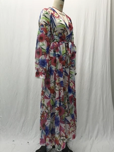 Détail de la robe en mousseline à imprimé floral avec manches lanterne et col en V
