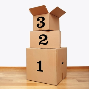 Pile de trois boîtes en carton avec les numéros noirs 1 2 3 pour l'organisation