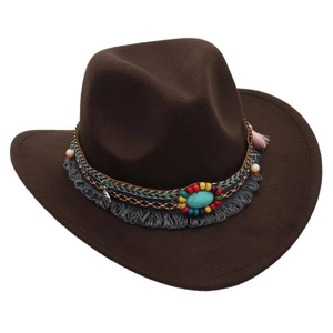 Détail d'un chapeau de cow-boy en feutre marron avec perles turquoise et franges