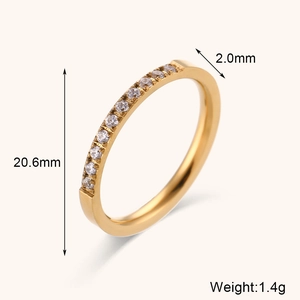Anello minimalista in acciaio inossidabile placcato oro 18K con fila di zirconi cubici