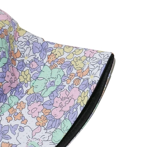 Détail du chapeau bob fleuri montrant les motifs macaron et la double couture blanche