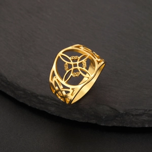 Vue détaillée d'une bague en acier inoxydable plaqué or avec des motifs de nœuds creux