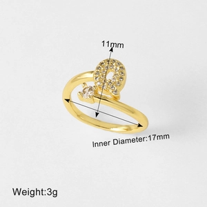 Detail van gouden letter Q ring met zirkonia, inclusief afmetingen en gewicht van 3g