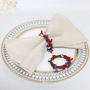 Gros plan de ronds de serviette patriotiques aux perles rouges blanches et bleues sur table