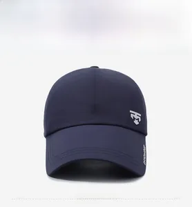 Dettaglio cappellino da baseball blu scuro con logo metallico e ricamo laterale