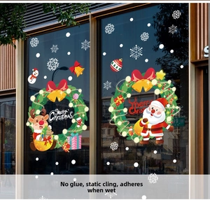 Dettaglio di adesivi natalizi per finestre con Babbo Natale, renne e fiocchi di neve