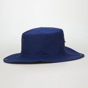 Détail du chapeau pare-soleil en toile bleu marine avec aérations et boutons-pression