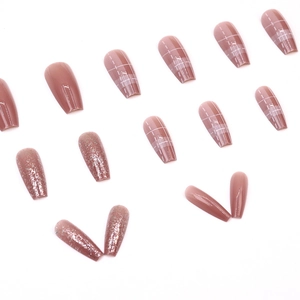 Paarse en roze plaknagels set met elegante ruitpatronen en subtiele glitteraccenten