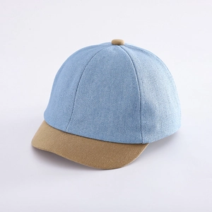 Dettaglio cappellino neonato in denim azzurro con visiera morbida color kaki