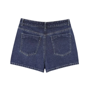 Vue détaillée du short en jean bleu foncé avec coutures blanches et poches arrière