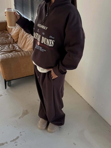 Détail de l'ensemble sweat à capuche marron café avec imprimé rétro et jogging ample