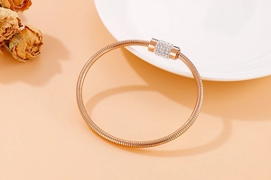 Vue rapprochée du bracelet serpent en or rose orné de détails en cristaux scintillants