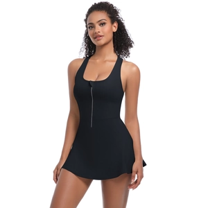 Détail de la robe de sport noire avec dos nageur et fermeture éclair métallique fonctionnelle
