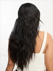 Détail d'un foulard en résille élastique noire orné de strass brillants scintillants