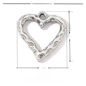 Vue détaillée du pendentif en forme de cœur en acier inoxydable de 21 mm sur 20 mm