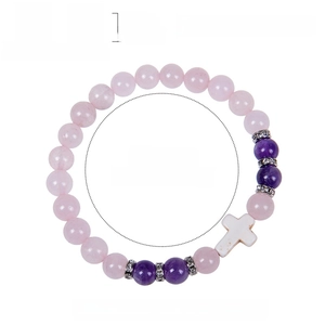 Bracelet de 8mm en quartz rose et améthyste avec croix blanche et détails de taille