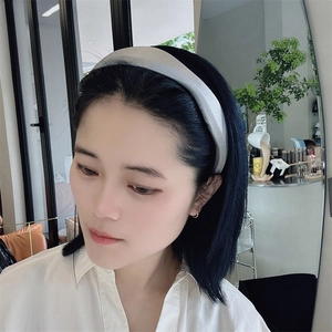 Primo piano di un cerchietto imbottito bianco su una modella in un ambiente moderno