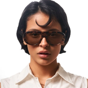 Occhiali da sole aviator tartarugati con lenti marroni su modella in studio