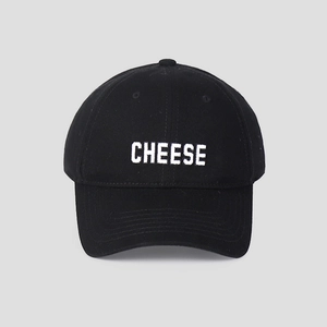 Vorderansicht einer schwarzen Baumwoll-Baseballkappe mit weißer Stickerei CHEESE