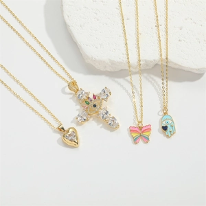 Colliers dorés minimalistes avec pendentifs croix, cœur et papillon sur pierre