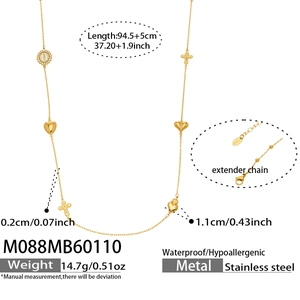 Detail van de lange gouden roestvrijstalen ketting met hart- en kruisbedeltjes