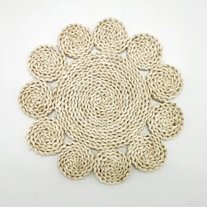 Set de table fait main en paille de maïs en forme de fleur avec texture naturelle