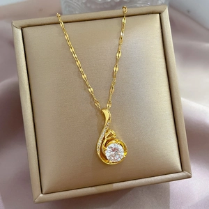 Collier élégant en acier titane doré avec pendentif scintillant dans un écrin de luxe