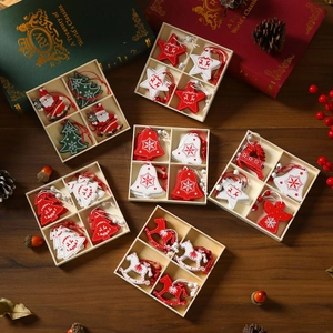 Sortierte hölzerne Weihnachtsbaum-Anhänger in Geschenkboxen für die Feiertagsdekoration