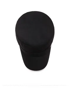 Vue de dessus d'une casquette militaire noire montrant le sommet plat et la visière