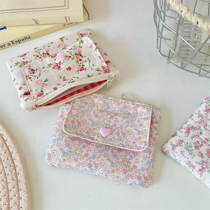 Porte-cartes en toile florale avec boutons en cœur, coloris rose et crème