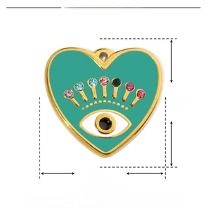 Détail du pendentif cœur en acier inoxydable avec émail, strass et motif œil protecteur