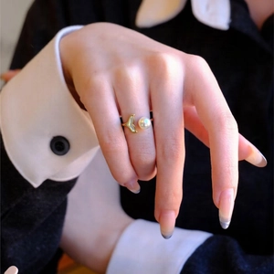 Anello regolabile placcato oro 18K con perla d'acqua dolce e design a coda di pesce chic
