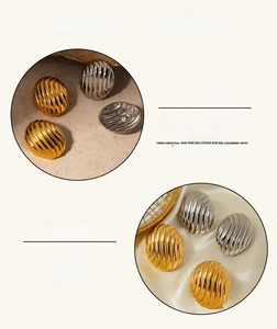 Vue macro des boucles d'oreilles dôme nervurées avec placage sous vide or et argent