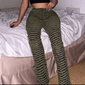 Détail du pantalon en maille rayé vert armée à taille haute avec finitions franges