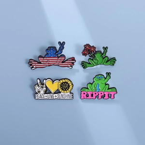 Pins grenouilles en émail rigolos avec motifs floraux peace et love sur bleu