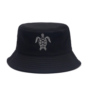 Bob décontracté en coton avec broderie tortue détaillée sur un design noir minimaliste