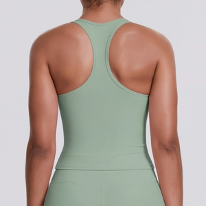 Détail du design dos nageur sur un débardeur de sport vert clair qui évacue l'humidité