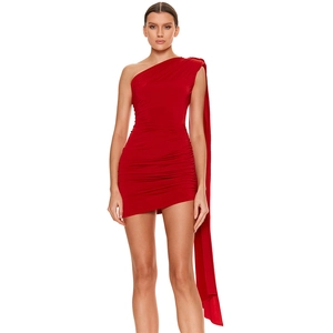 Detalle de mini vestido rojo de un hombro con elegantes fruncidos y cintas largas al hombro