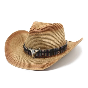 Détail du chapeau de cow-boy en paille tressée avec broderie ethnique et tête de taureau