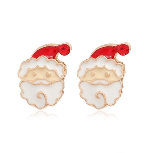 Gros plan de boucles d'oreilles Père Noël avec émail coloré et cristal rouge brillant