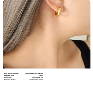 Détail d'une boucle d'oreille en acier plaqué or 18K avec zircone en étoile sur l'oreille