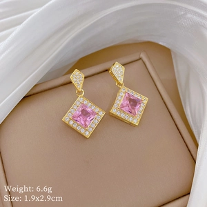 Detail of pink zircon gold earrings in rhombus shape with weight and size parameters