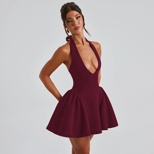 Robe licou sexy col en V profond bordeaux avec jupe plissée et coupe ajustée élégante