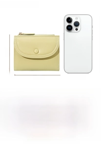 Comparación de tamaño detallada de la cartera de PU amarillo con un iPhone 15