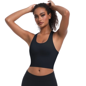 Détail du soutien-gorge de sport noir sans couture avec tissu élastique et encolure ronde