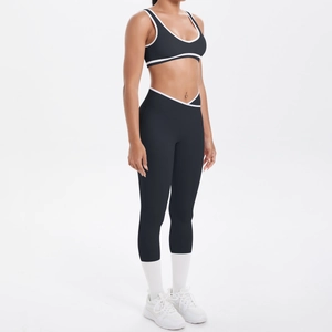 Detail des Überkreuz-Taille-Designs der schwarz-weißen Yoga-Leggings mit Sport-BH-Set