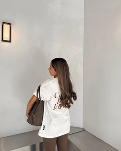T-shirt blanc oversize avec imprimé 'Coffee Ice' au dos et épaules tombantes