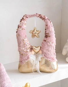 Gnome de Noël rose à paillettes avec étoile dorée et pendentif coeur en gros plan