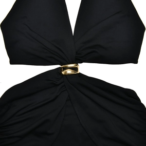 Détail d'une robe noire élégante montrant un décolleté en V avec boucle en métal doré chic